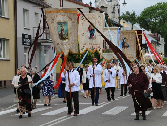 Tłumy wiernych przeszły ulicami miasta [ZDJĘCIA]