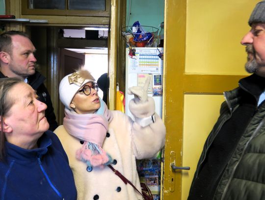 Z interwencją do jednego z budynków komunalnych w Augustowie przy ulicy 1 Pułku Ułanów Krechowieckich 13, przybyli poinformowani przez mieszkańców augustowscy radni miejscy Izabela Piasecka i Rafał Harasim.