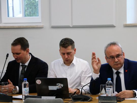 Trzęsienie ziemi w augustowskim ratuszu. Burmistrz odwołuje zastępców po fiasku kładki nad Nettą i skandalu z ceną wody