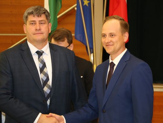 "Nie rozumiem tej wypowiedzi, tego związku i tego tłumaczenia" -komentował Piotr Rusiecki, starosta z PiS (na zdjęciu po lewej, obok Pawła Wnukowskiego, przewodniczącego PiS w powiecie augustowskim i kierownika wydziału komunikacji i transportu augustowskiego starostwa powiatowego).