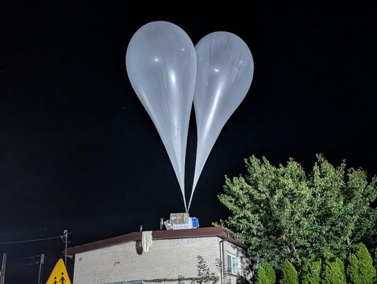 Tysiące paczek papierosów w balonach