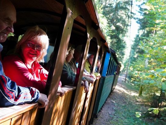 Udany Weekend Seniora z Kulturą w Augustowie: Wigierska kolejka, natura i historia Obławy Augustowskiej