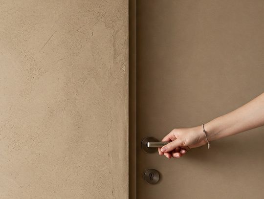 Ukryte drzwi i ciągłość powierzchni: mikrocement jako sprytne rozwiązanie we wnętrzach