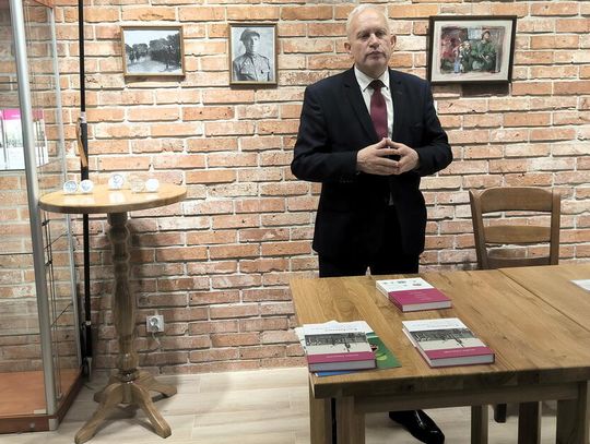 Na zdjęciu: Jarosław Szlaszyński podczas spotkania dotyczącego książki o 1 Pułku Ułanów Krechowieckich.