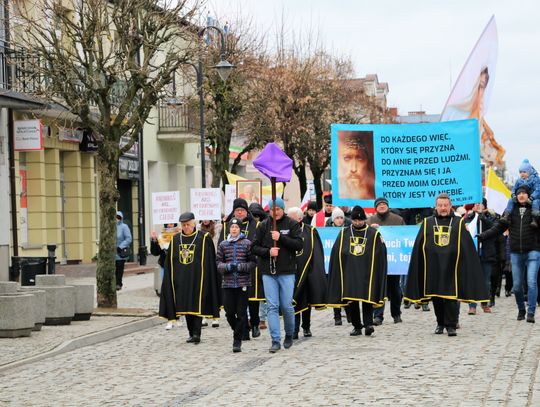Ulicami Augustowa przeszedł marsz w obronie papieża Jana Pawła II (video/ zdjęcia)