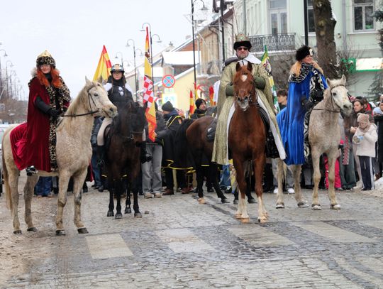 Na czele augustowskiego orszaku maszerowali jeźdźcy konni symbolizujący monarchów.