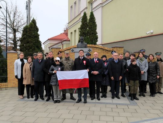 Pod popiersiem marszałka Józefa Piłsudskiego kwiaty złożyły liczne delegacje.