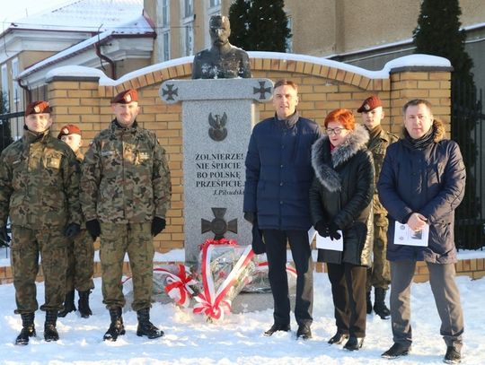 Uroczysty apel pod pomnikiem Marszałka Józefa Piłsudskiego (zdjęcia/ video)