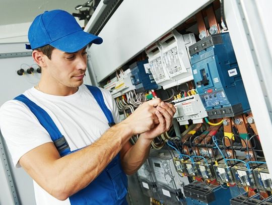 Usługi elektryczne w Warszawie, Gdańsku czy Opolu – opodatkowanie wszędzie takie samo?