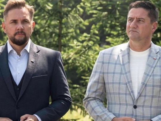 Poseł Jacek Niedźwiedzki (pierwszy od prawej), podczas niedawnej uroczystości związanej z finalizacją inwestycji w Gminie Sztabin.