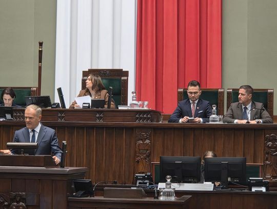 Poseł Jacek Niedźwiedzki (pierwszy po prawej) towarzyszył prezydium Sejmu podczas bardzo ważnego wystąpienia premiera Donalda Tuska w sali plenarnej.