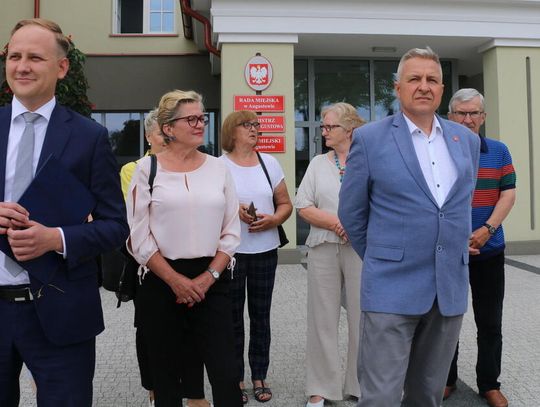 Paweł Wnukowski (pierwszy po lewej) twierdził, że Dariusz Szkiłądź posłużył się wyzwiskiem i apelował, by przeprosił Alicję Dobrowolską (na zdjęciu obok Wnukowskiego). Szkiłądź przyznał, że nie ma za co przepraszać.