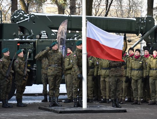 Uroczyste podniesienie flagi państwowej w 1 Batalionie Saperów w Augustowie