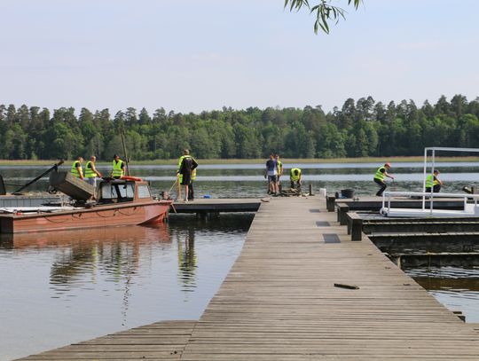 Rozbiórka pomostu na plaży Bielnik.