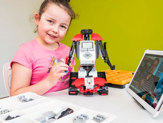 Wypożyczają klocki i budują roboty w domu