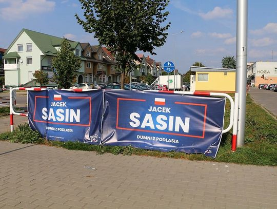 Banery kandydata Sasina pojawiły się również przy innych augustowskich szkołach i ulicach powiatowych.