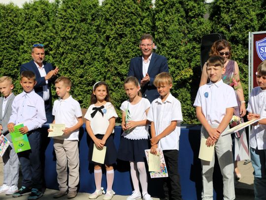 Dyrektor szkoły Leszek Mołodziejko wręczył uczniom nagrody za osiągnięcia w nauce i sporcie.