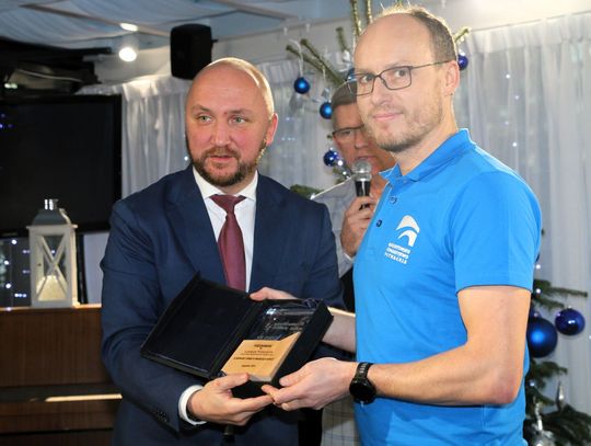 Uroczystość z udziałem marszałka Łukasza Prokoryma w Augustowie. Przekazanie środków z biegu charytatywnego - organizowanego podczas współfinansowanego przez województwo podlaskie Augustowskiego Festiwalu Biegowego.
