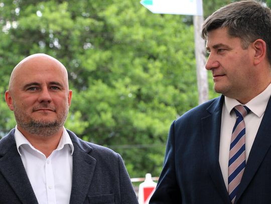 Na zdjęciu: wicestarosta Wojciech Jerzy Szczudło i starosta Piotr Rusiecki.