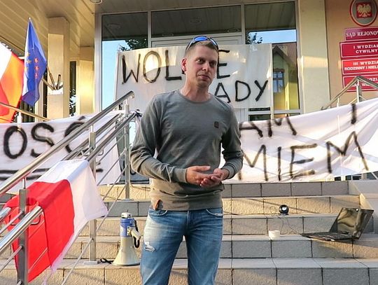 Filip Chodkiewicz uczestniczył aktywnie w manifestacjach organizowanych przez KOD, na których palono znicze symbolizujące pogrzeb demokracji w Polsce w dobie rządów PiS (prawdziwe i niewygenerowane przez sztuczną inteligencję zdjęcie z 2017 roku).