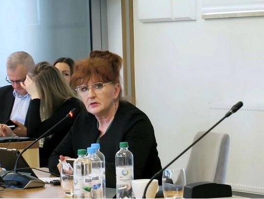 Przysłuchując się opiniom radnej PiS Jolanty Onety Roszkowskiej (na pierwszym planie), można być zdumionym.