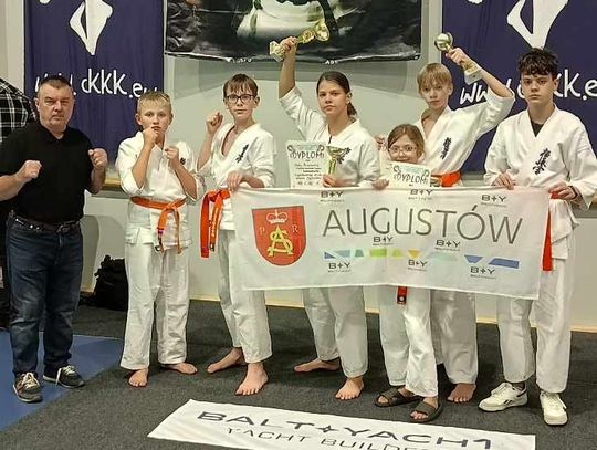 Zawodnicy Augustowskiego Klubu Karate Kyokushin podczas turnieju w Ciechanowie.