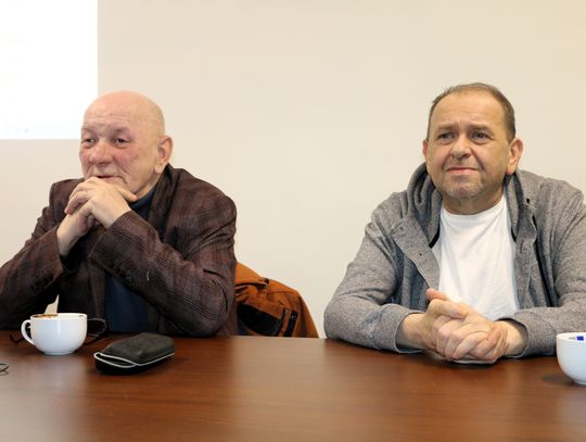 Od lewej: Tadeusz Jaworski i Jarosław Grondys - w szarej bluzie (styczeń 2024 rok).