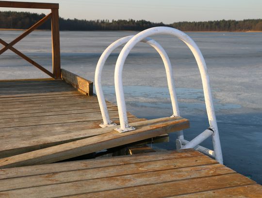Uszkodzone drabinki i poszycie pomostu na popularnej plaży nad jeziorem Necko.
