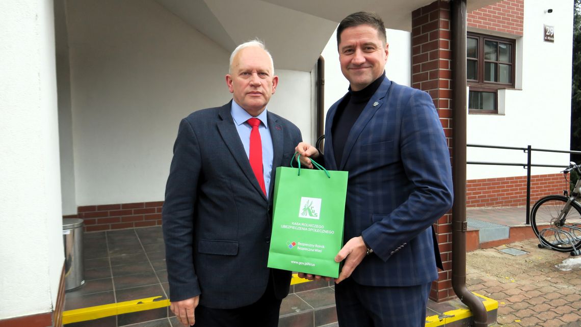 Akcja KRUS w Augustowie pn. „Profilaktyka łączy” (video/ zdjęcia) Od lewej: Kierownik augustowskiej KRUS Jarosław Szlaszyński i poseł na Sejm RP Jacek Niedźwiedzki.