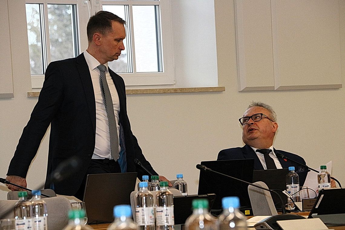 Aneks po terminie. Sieczkowski i Czerwiński podpisali aneks 3 dni po upływie terminu umownego