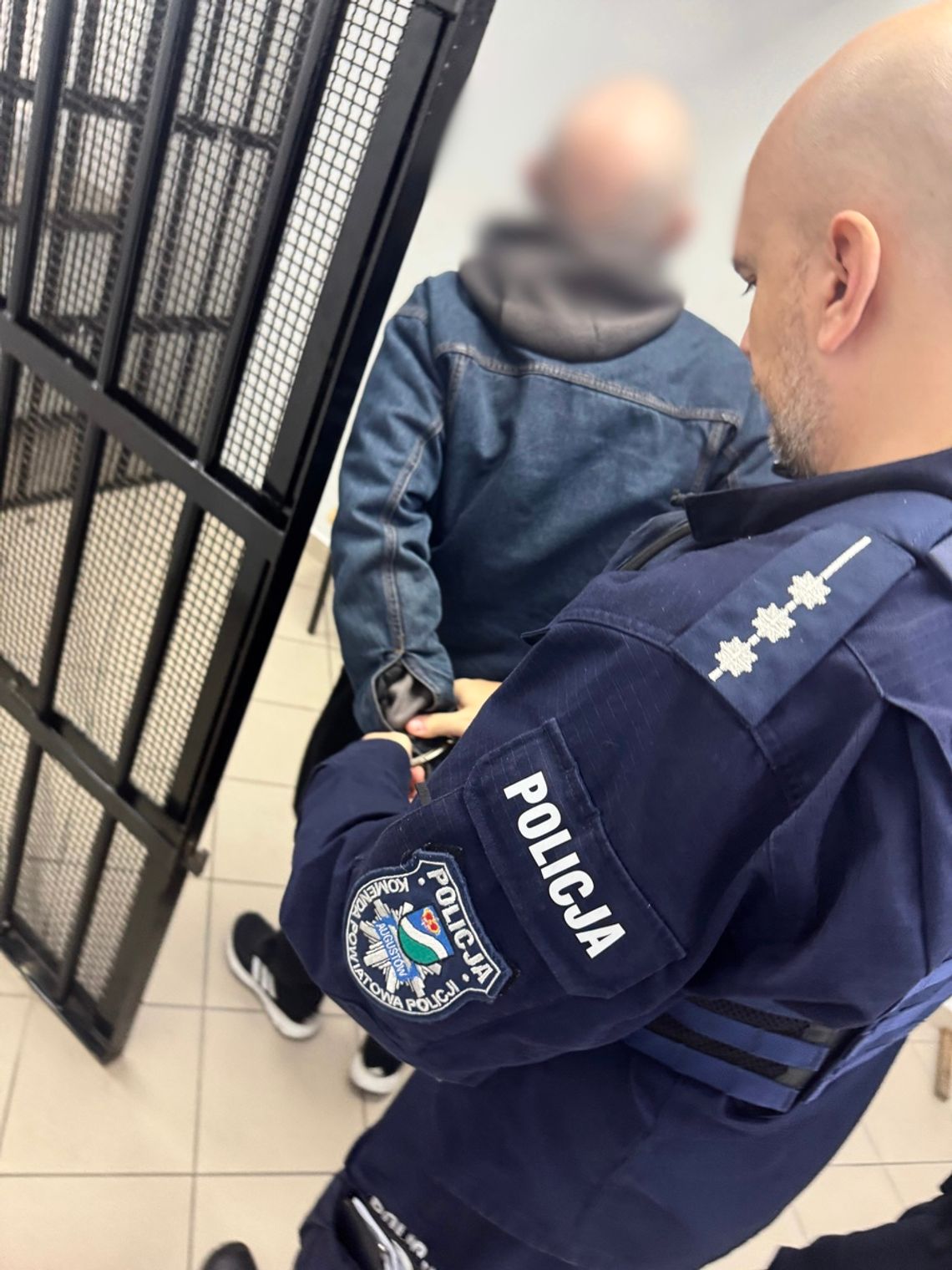 Augustów: pijany 56-latek groził sąsiadom nożem — sąd aresztował go na 2 miesiące
