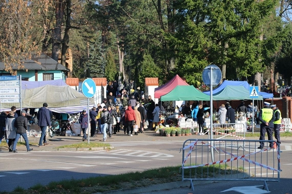 Augustowianie odwiedzają groby bliskich (foto) 