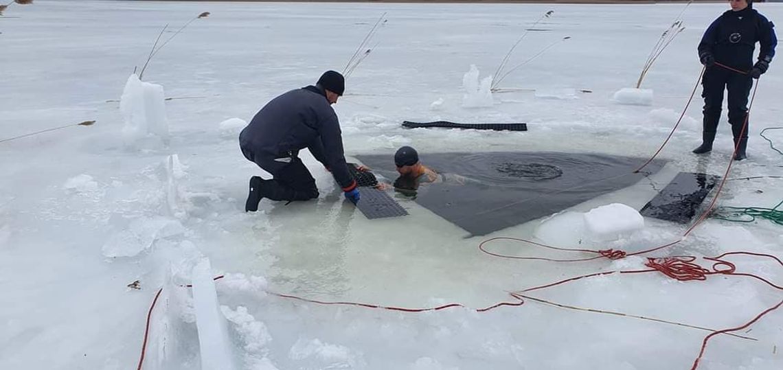 Augustowianin przepłynął 11 metrów pod lodem (foto i video) 