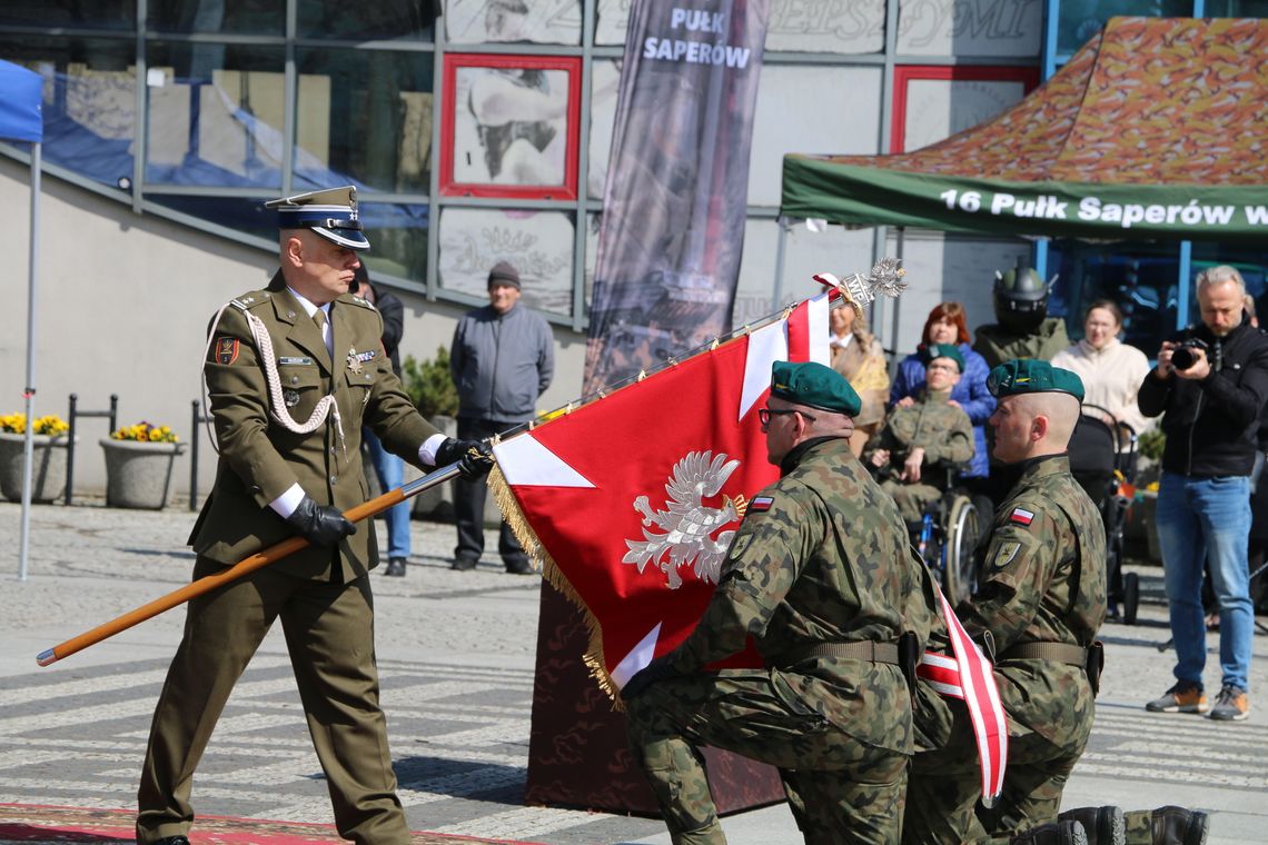 Augustowscy saperzy świętowali po raz pierwszy. Uroczyste przekazanie chorągwi (foto i video)