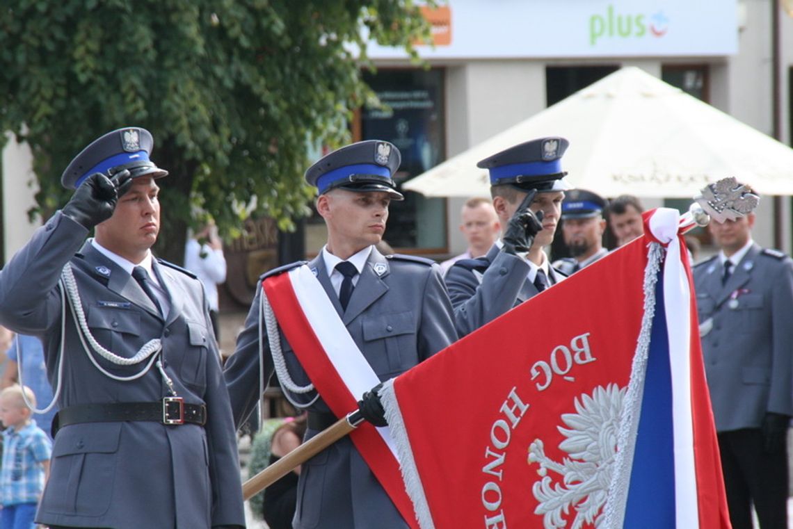 Augustowska policja ze sztandarem