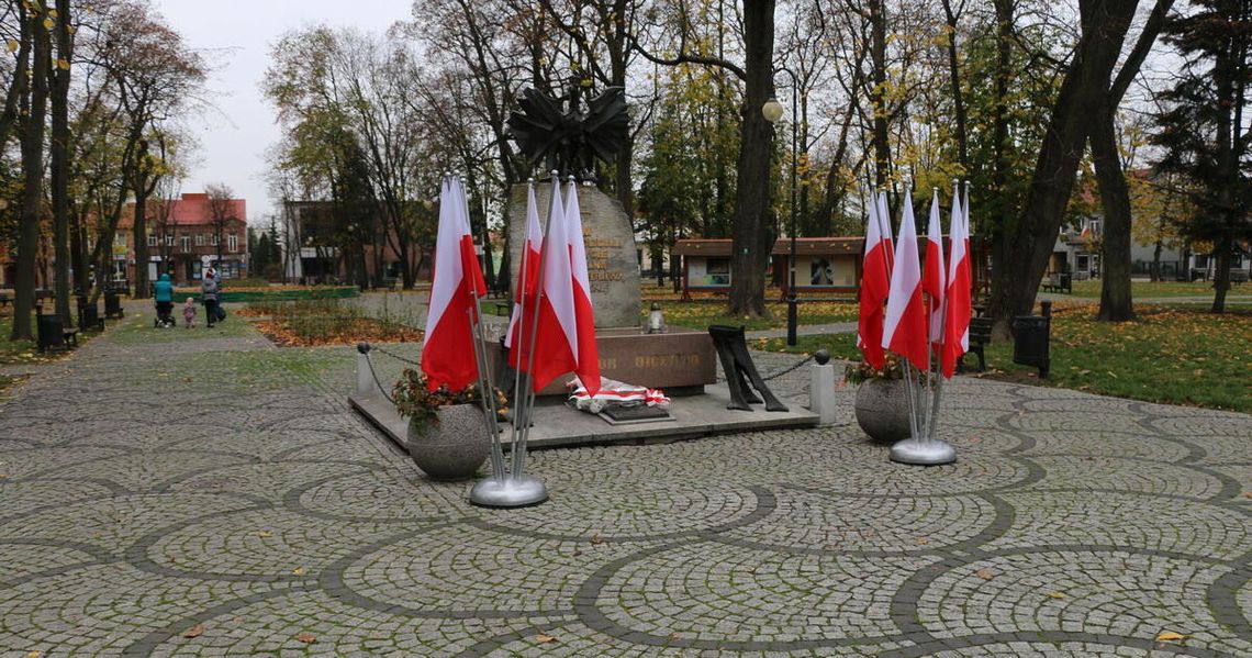Augustowskie wątki Powstania Warszawskiego Zdjęcie ilustracyjne - Pomnik "Tym, którzy oddali swe życie za wolną i sprawiedliwą Ojczyznę" w Augustowie.