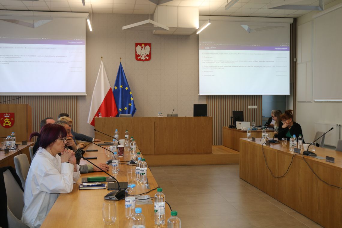 Na sesji doszło do absurdu. Przewodniczący rady zamknął posiedzenie, choć niektórzy mieszkańcy nadal chcieli zabierać głos. Na zdjęciu widzimy kontynuację dyskusji przy pustym stole prezydialnym, gdyż przewodniczący i część radnych ekipy rządzącej opuścili salę posiedzeń urzędu miejskiego.