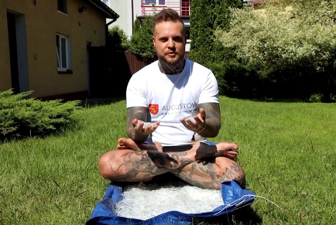 Bosą stopą po szkłach (video)  