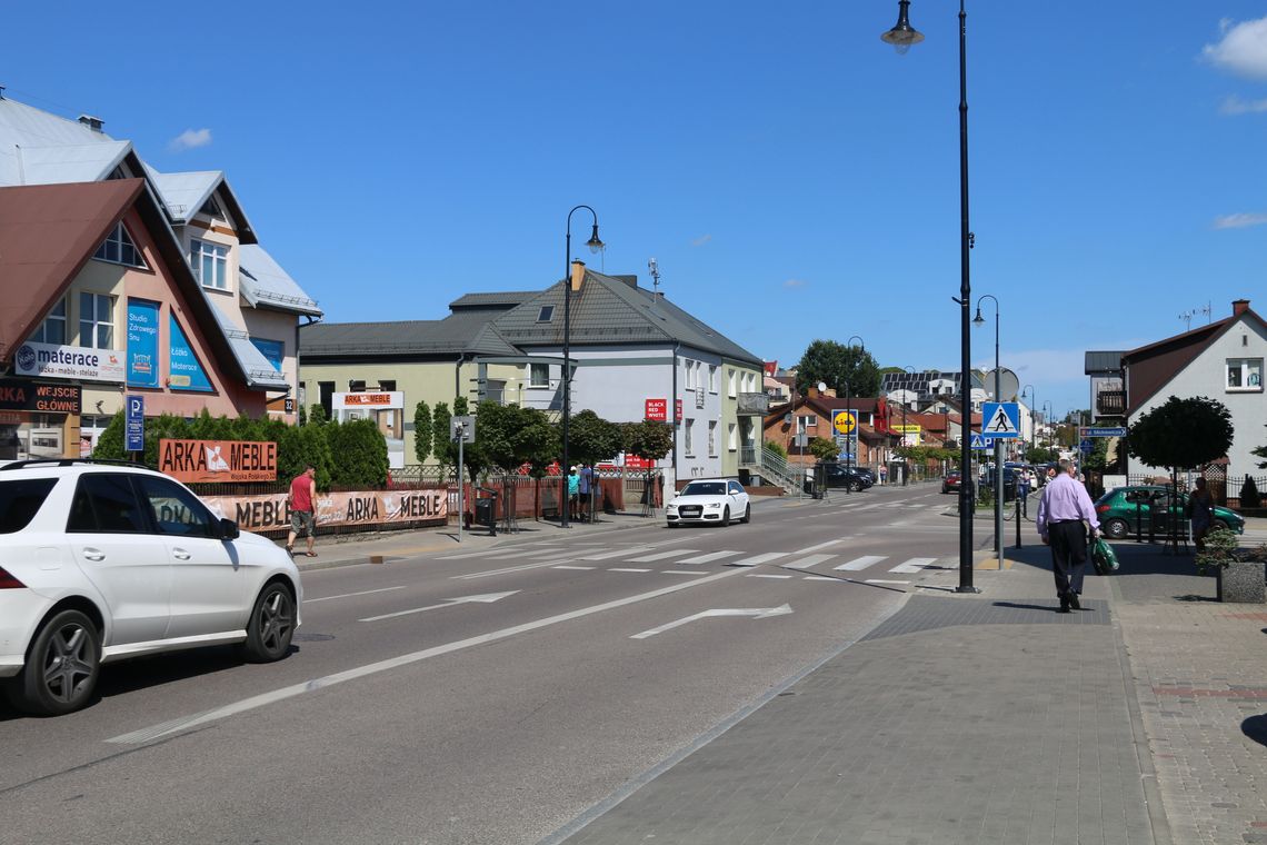 Brak ławeczek na ulicy Wojska Polskiego w Augustowie: obietnice i rzeczywistość