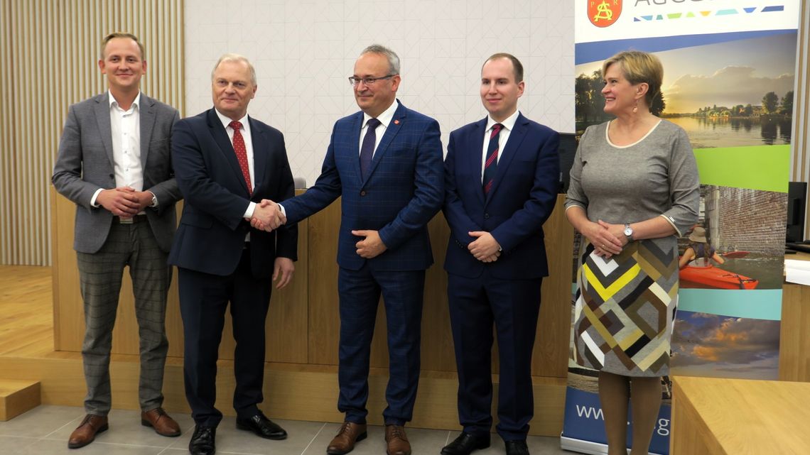 Burmistrz Mirosław Karolczuk odznaczony Złotym Krzyżem Zasługi przez prezydenta Karola Nawrockiego Od lewej: Przewodniczący augustowskiego PiS Paweł Wnukowski, były poseł Lech Kołakowski związany z PiS, burmistrz Mirosław Karolczuk, zastępca szefa Kancelarii Prezydenta Rzeczypospolitej Polskiej Karola Nawrockiego Adam Andruszkiewicz związany z PiS i augustowska działaczka PiS Alicja Dobrowolska.
