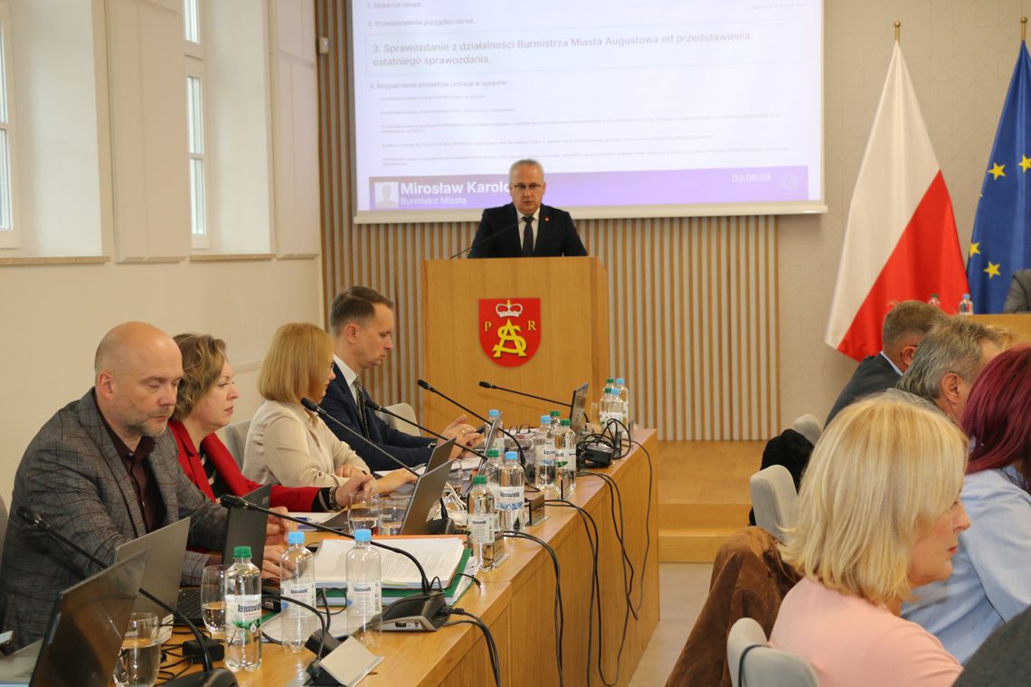Burmistrz nie komentuje nagłego odejścia ważnej kierowniczki urzędu miejskiego Burmistrz Mirosław Karolczuk podczas sesji rady miejskiej w Augustowie z 30 października 2025 roku, na której obecna była również Magdalena Sokołowska - ówczesna kierownik wydziału inwestycji.