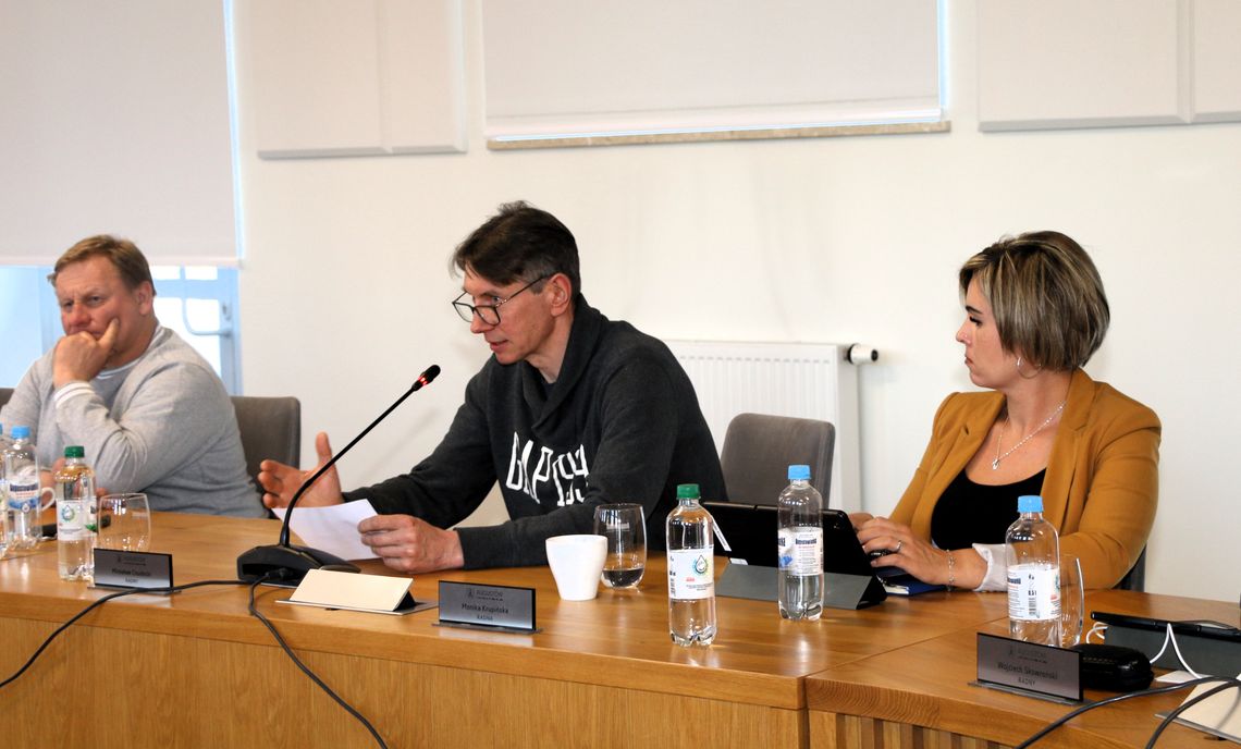 Podczas wystąpienia Marcina Kleczkowskiego (w środku), salę manifestacyjnie opuściła m.in. radna PiS Monika Krupińska (po prawej).