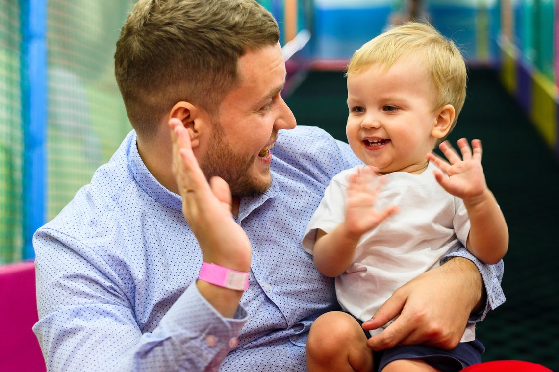 Coraz więcej mężczyzn korzysta z urlopu rodzicielskiego, ale coraz mniej – z urlopu ojcowskiego Coraz więcej mężczyzn korzysta z urlopu rodzicielskiego, ale coraz mniej – z urlopu ojcowskiego