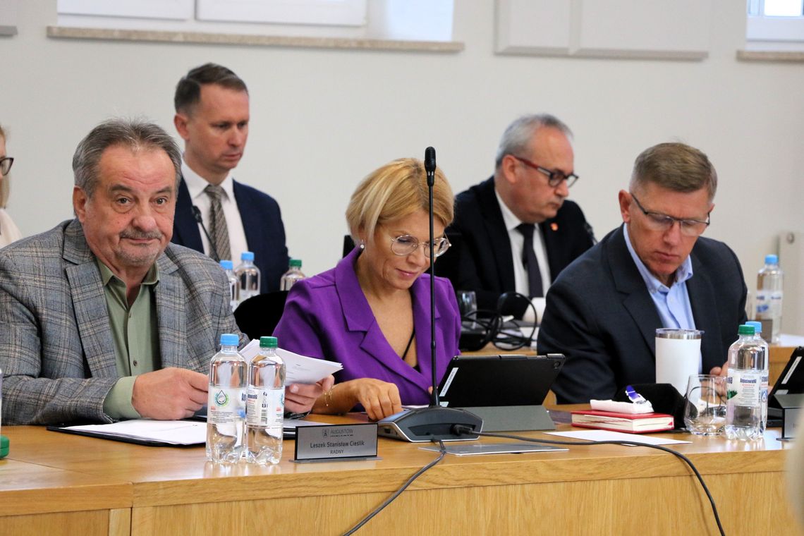 "To za socjalizmu było jedno przedsiębiorstwo i wtedy PKS budowały dworce. Dzisiaj na rynku jest kilkadziesiąt firm transportowych, dlatego one nigdy nie wybudują dworca" -poinformował Leszek Cieślik (pierwszy po lewej).