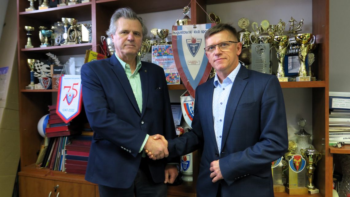 Czy tu leży podstawa konfliktu? Zdzisław Sadowski, prezes Augustowskiego Klubu Sportowego "Sparta", udzielił poparcia Andrzejowi Zarzeckiemu, kontrkandydatowi obecnego burmistrza.