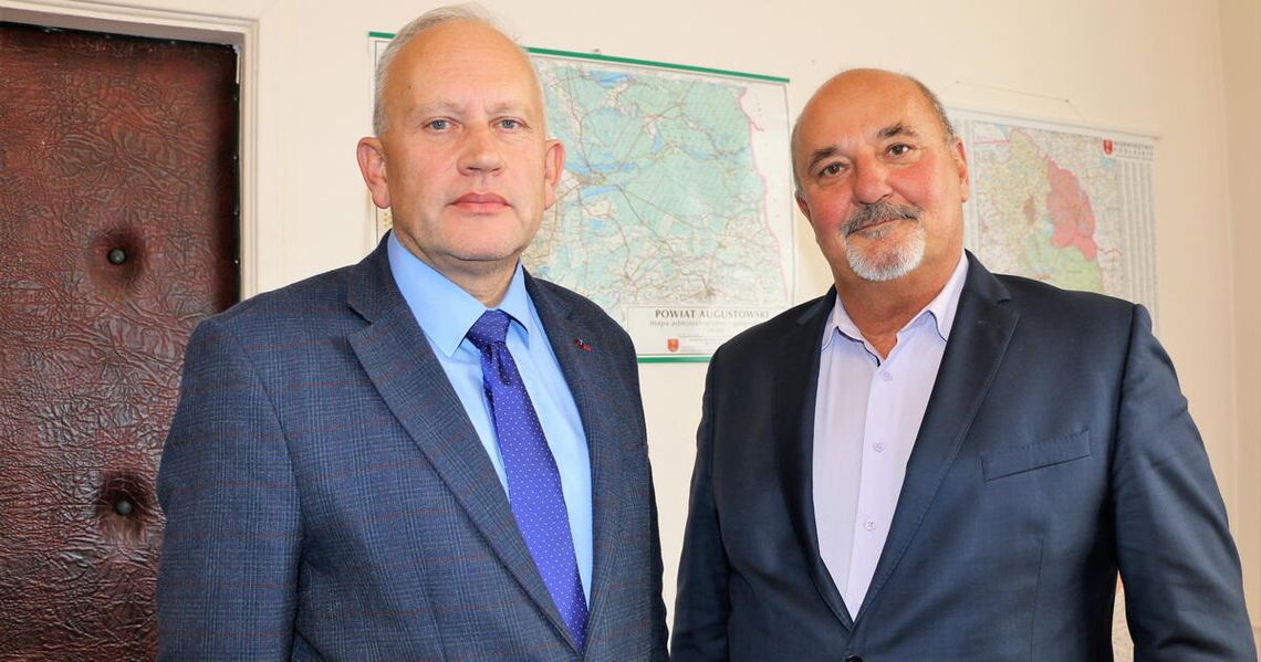 Dariusz Szkiłądź o ślizgawicy, "płonącej planecie" i tragicznych chodnikach Na zdjęciu od lewej: byli starostowie Jarosław Szlaszyński i Dariusz Szkiłądź.