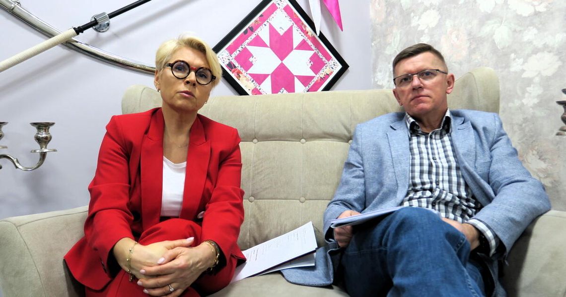 Na zdjęciu: Prezes Towarzystwa Miłośników Ziemi Augustowskiej Izabela Piasecka i członek TMZA Andrzej Zarzecki.