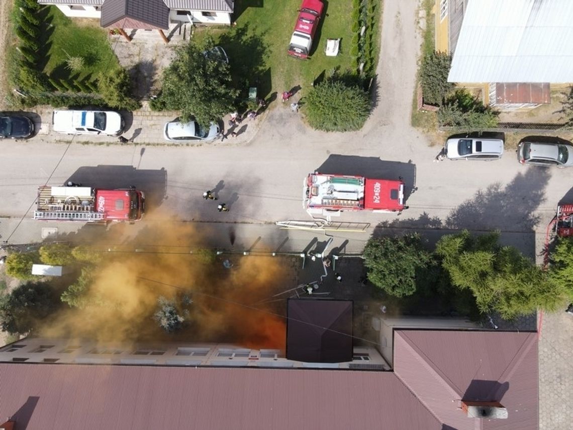 Dym, ogień i ewakuacja szkoły (foto i video)