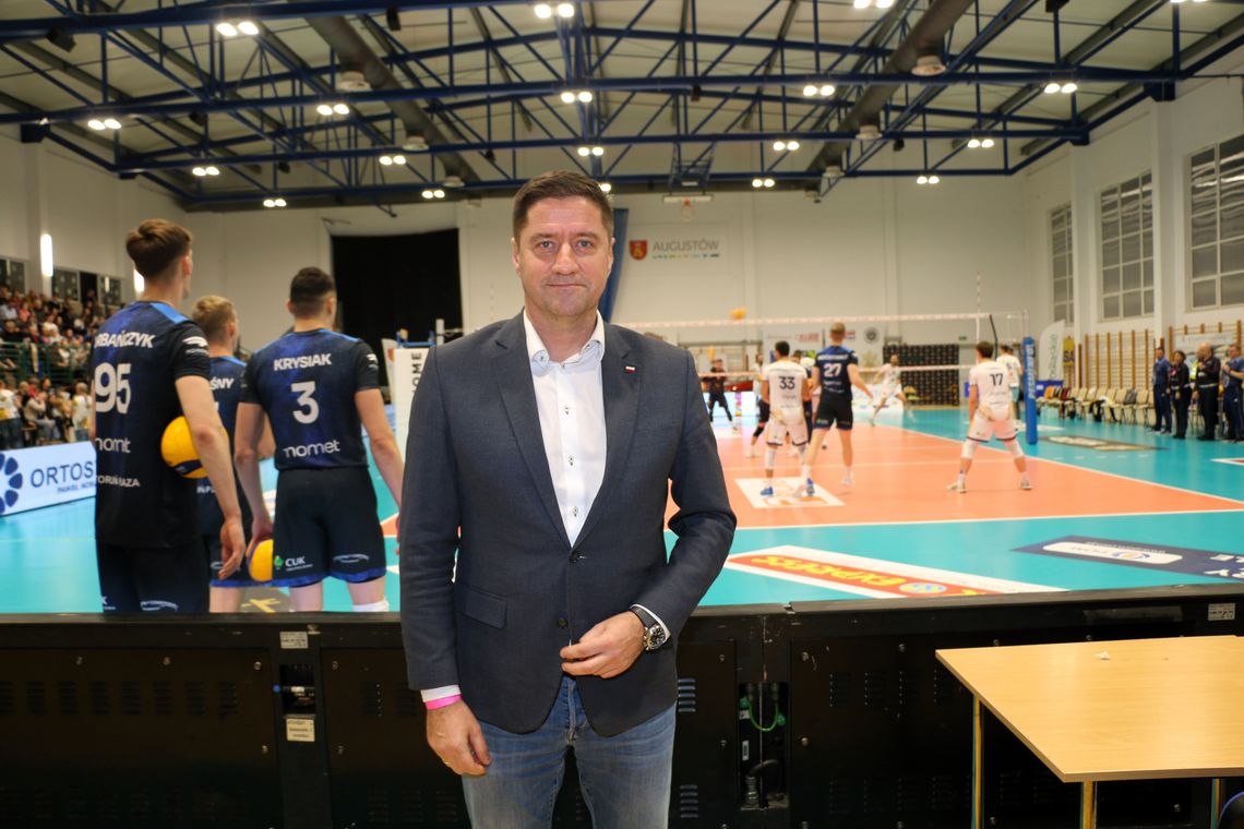 Emocjonujący mecz KS Necko Augustów. Na spotkaniu pojawił się wyjątkowy gość (video/ zdjęcia) Poseł Jacek Niedźwiedzi na meczu KS Necko Augustów.