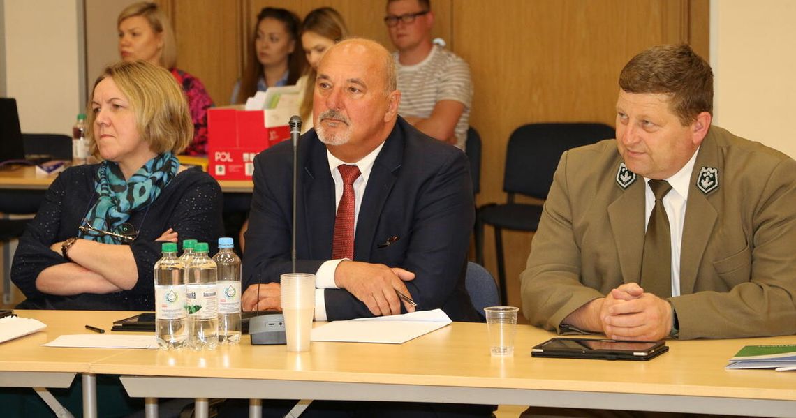 Dariusz Szkiłądź (w środku) uważa, że Augustów umiera.